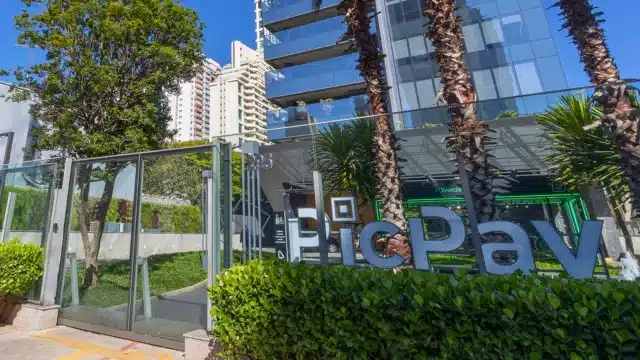 Logo verde do PicPay em destaque em um escritório moderno e iluminado, representando a fase de expansão e o IPO da companhia na Nasdaq.