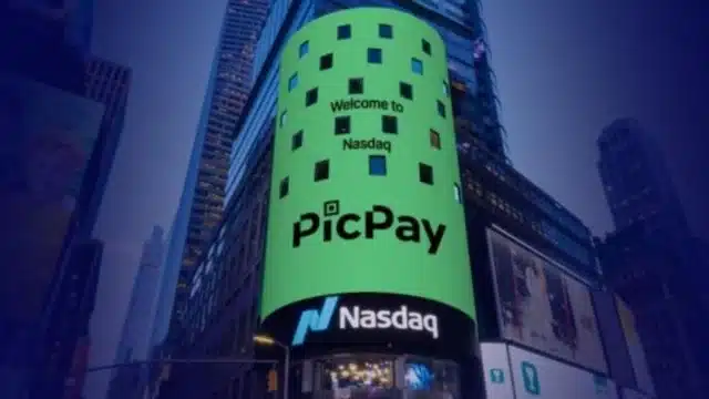 O CEO do PicPay, Eduardo Chedid, e executivos da companhia tocando o sino de abertura na Nasdaq em Nova York, celebrando o IPO da fintech brasileira em janeiro de 2026.