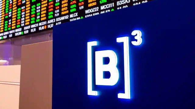 Logo da B3 (Bolsa de Valores do Brasil) em destaque sobre painel de cotações, ilustrando a estratégia de buy and hold eqi research.