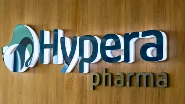 Logotipo da Hypera Pharma em letras corpóreas sobre parede de madeira, ilustrando o anúncio de hypera aumento capital.