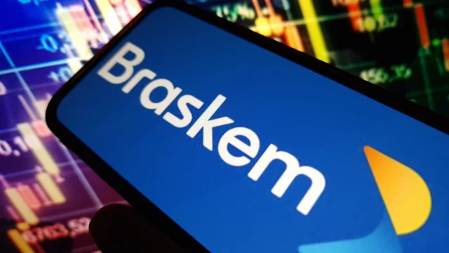 Celular com o logo da Braskem