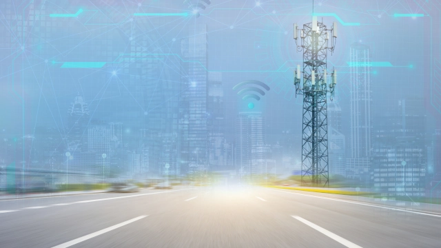 Torre de telecomunicações em estrada