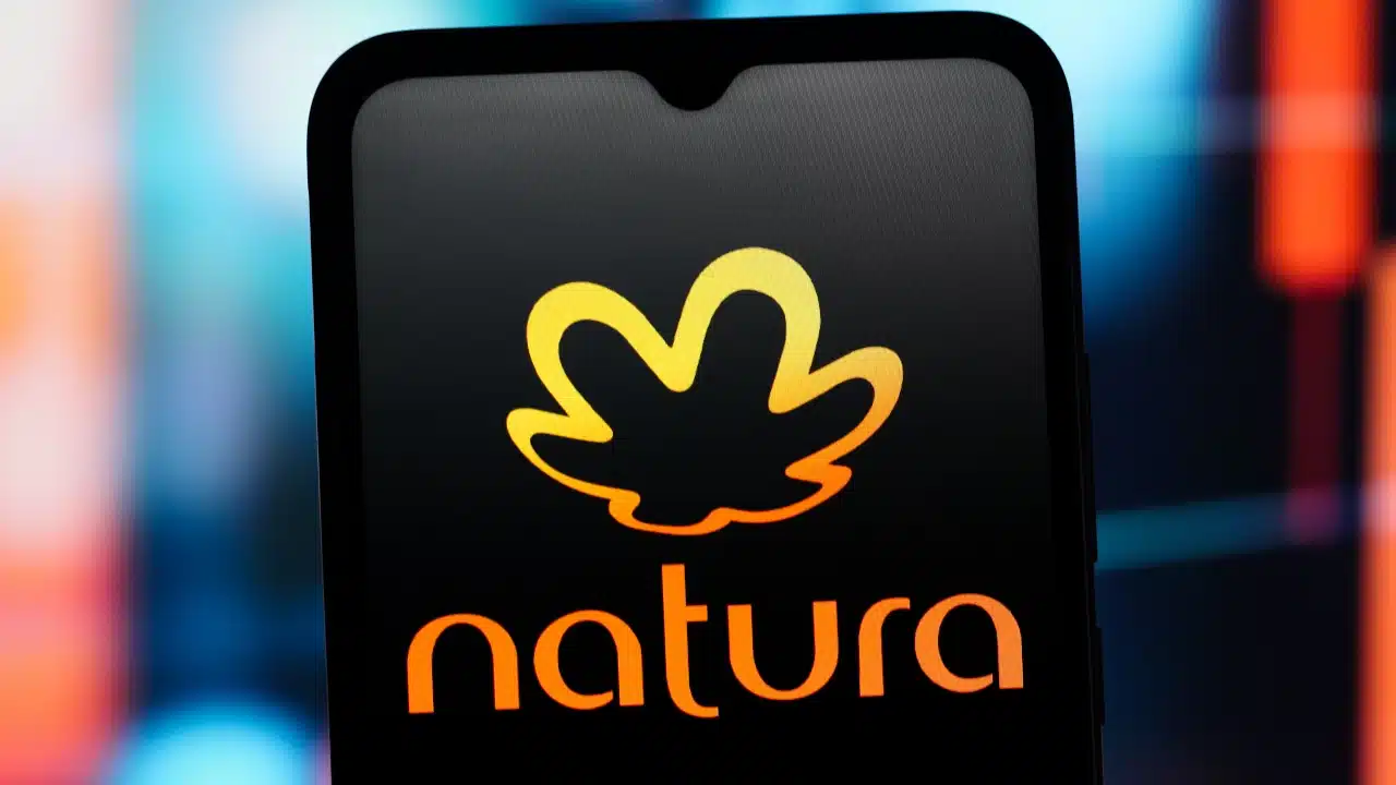 Logo da Natura em tela de celular