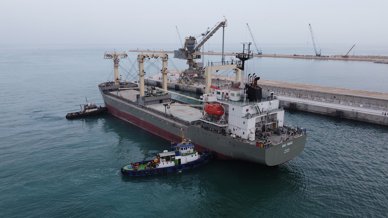 Imagem mostra um movimento de cabotagem em navio que está atracando.