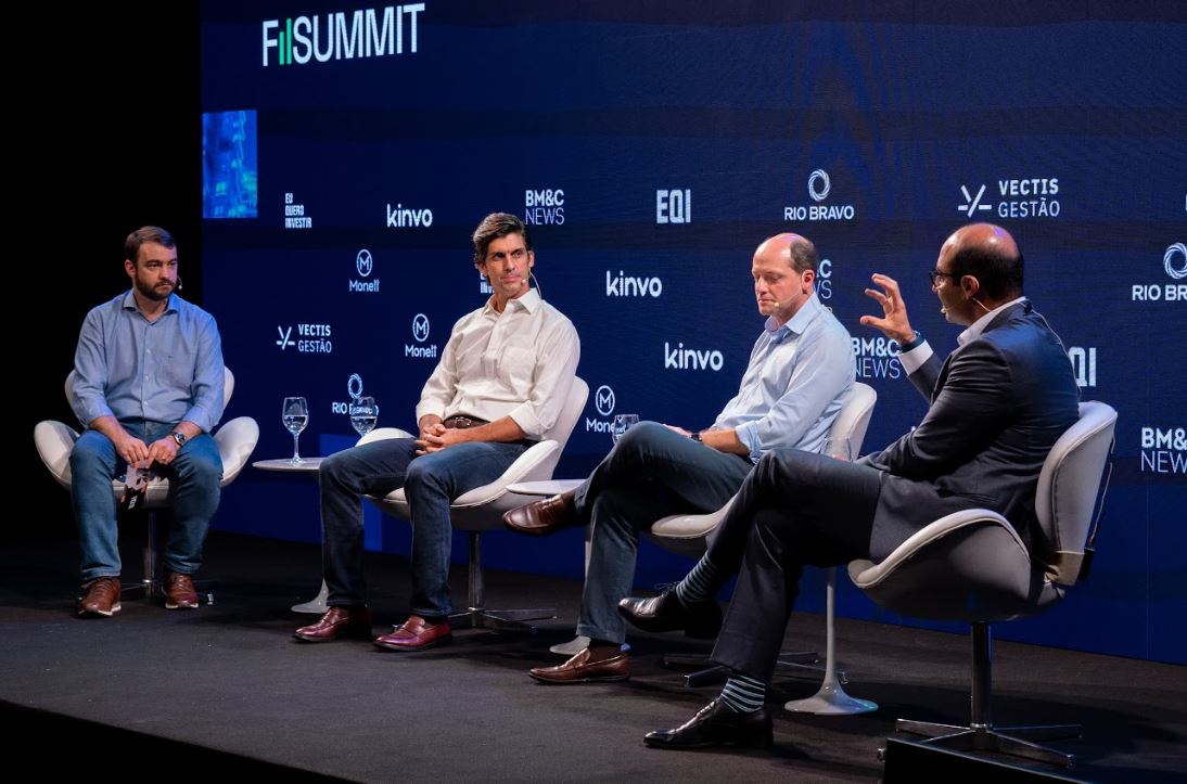foto painel Fundos Imobiliários de galpões logísticos FII Summit