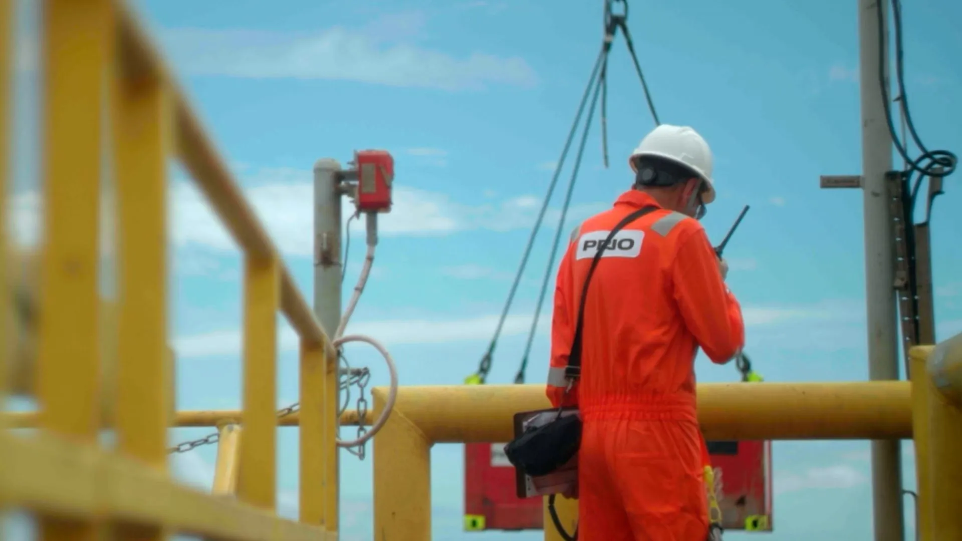 Funcionário da PRIO S.A. em plataforma de petróleo — PRIO3