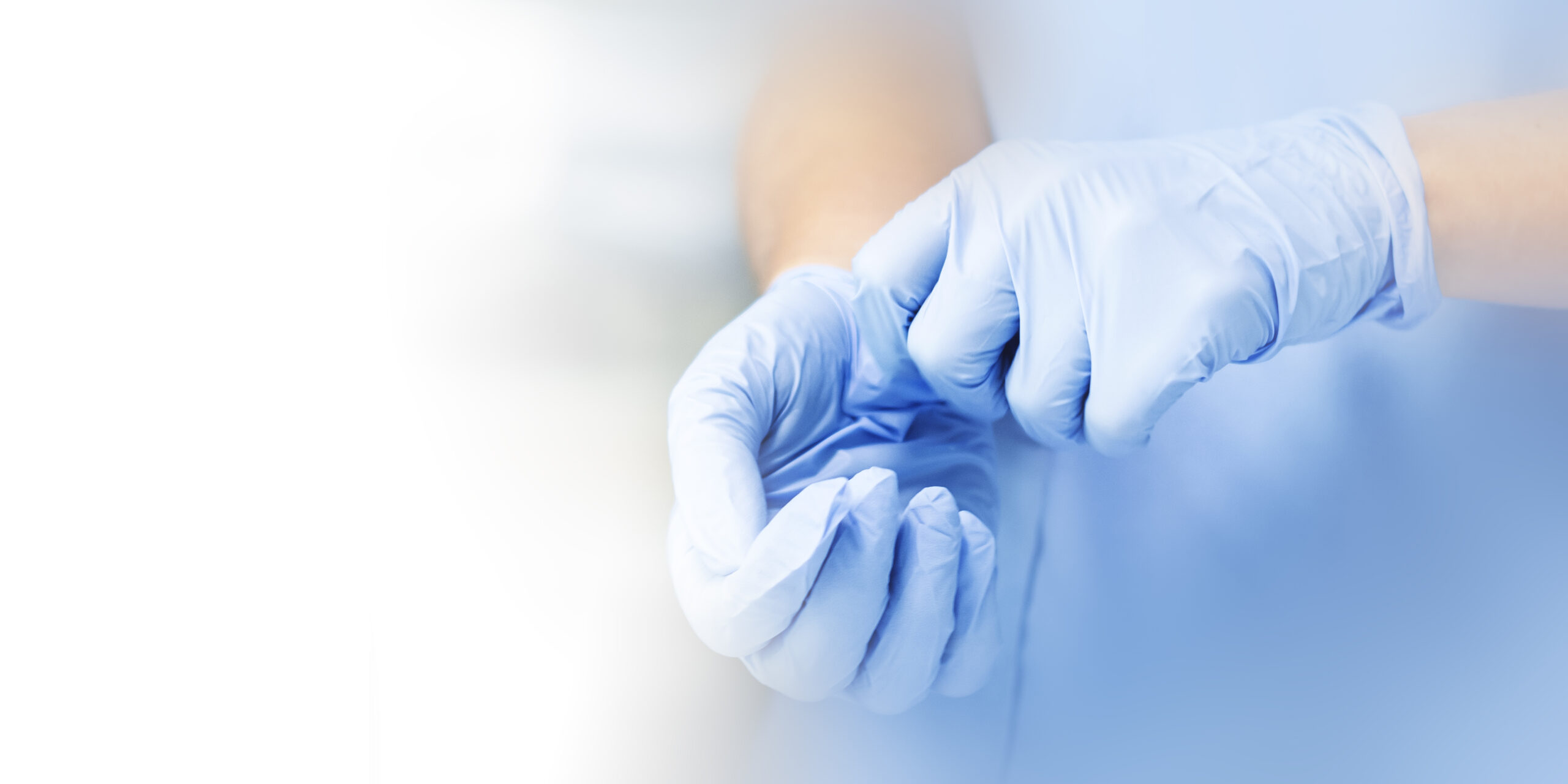 Imagem mostra uma enfermeira se organizando.