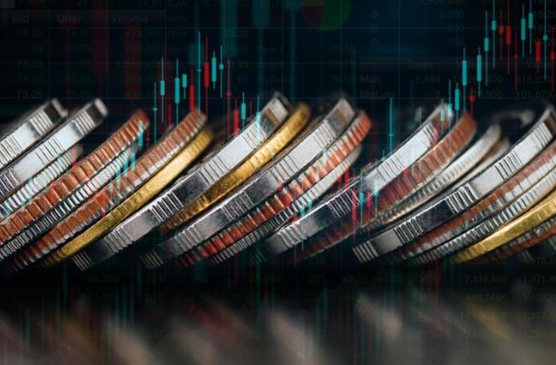 Large Caps: imagem de gráfico de ações e moedas à frente