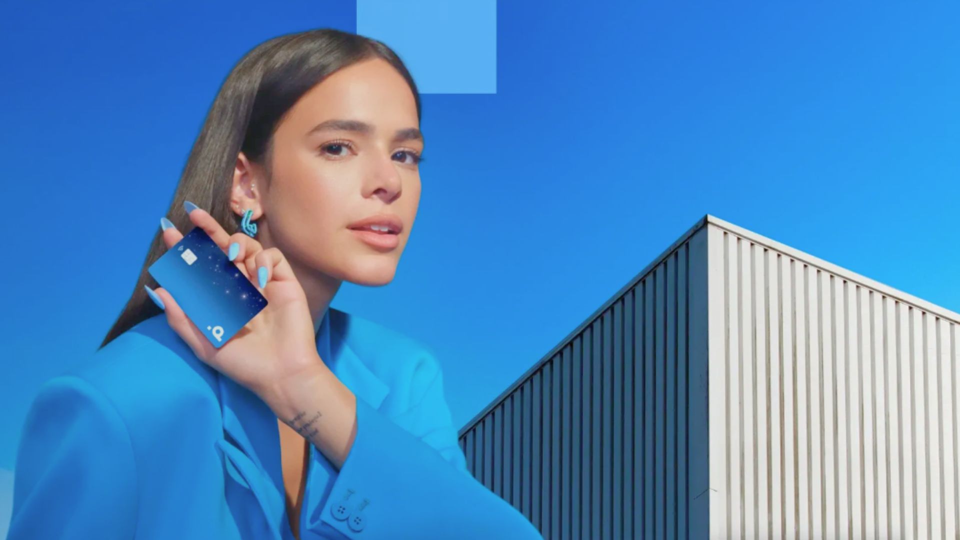Bruna Marquezine seguran do o cartão Estelar, do Banco Pan