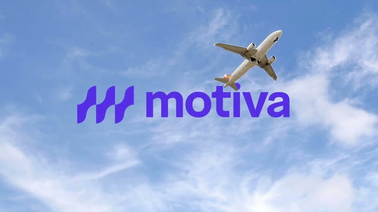 Avião sobrevoando céu azul com logo da Motiva, empresa de infraestrutura e mobilidade urbana.