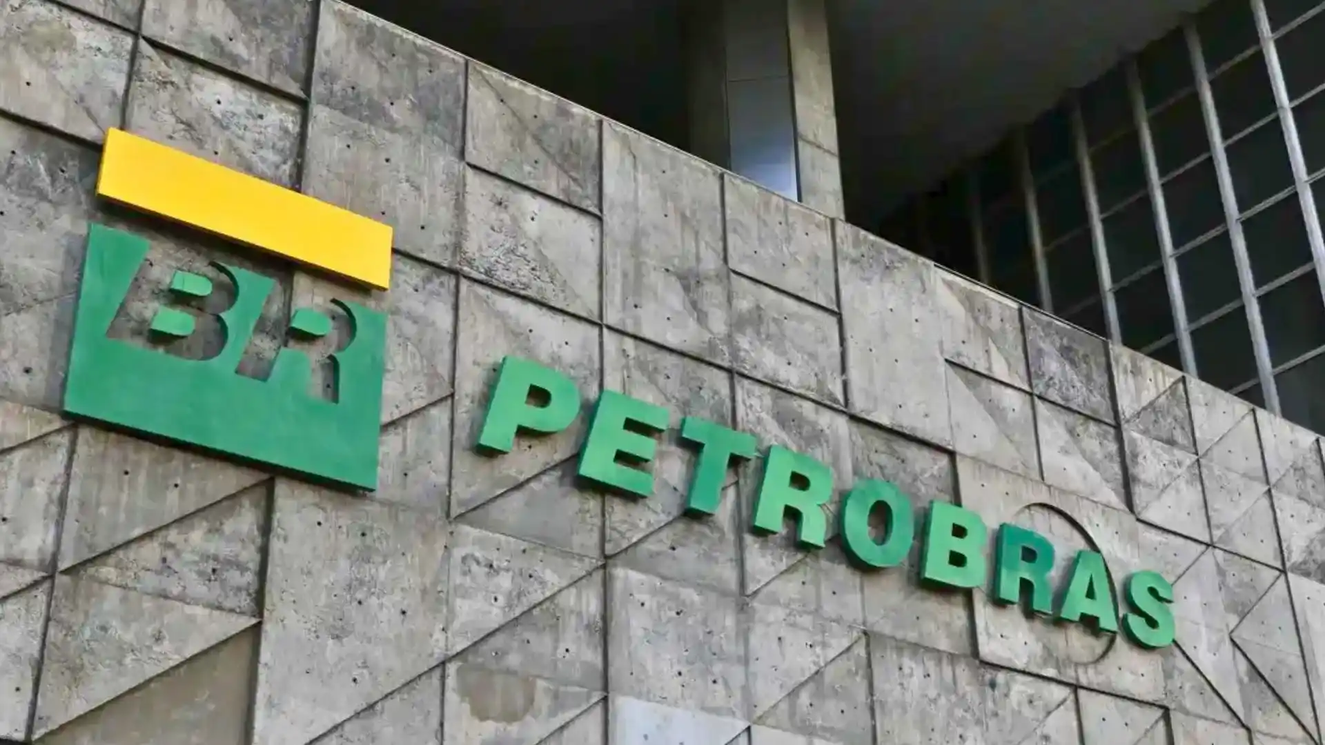 Fachada da sede da Petrobras no Rio de Janeiro, representando o pagamento de dividendos da estatal.