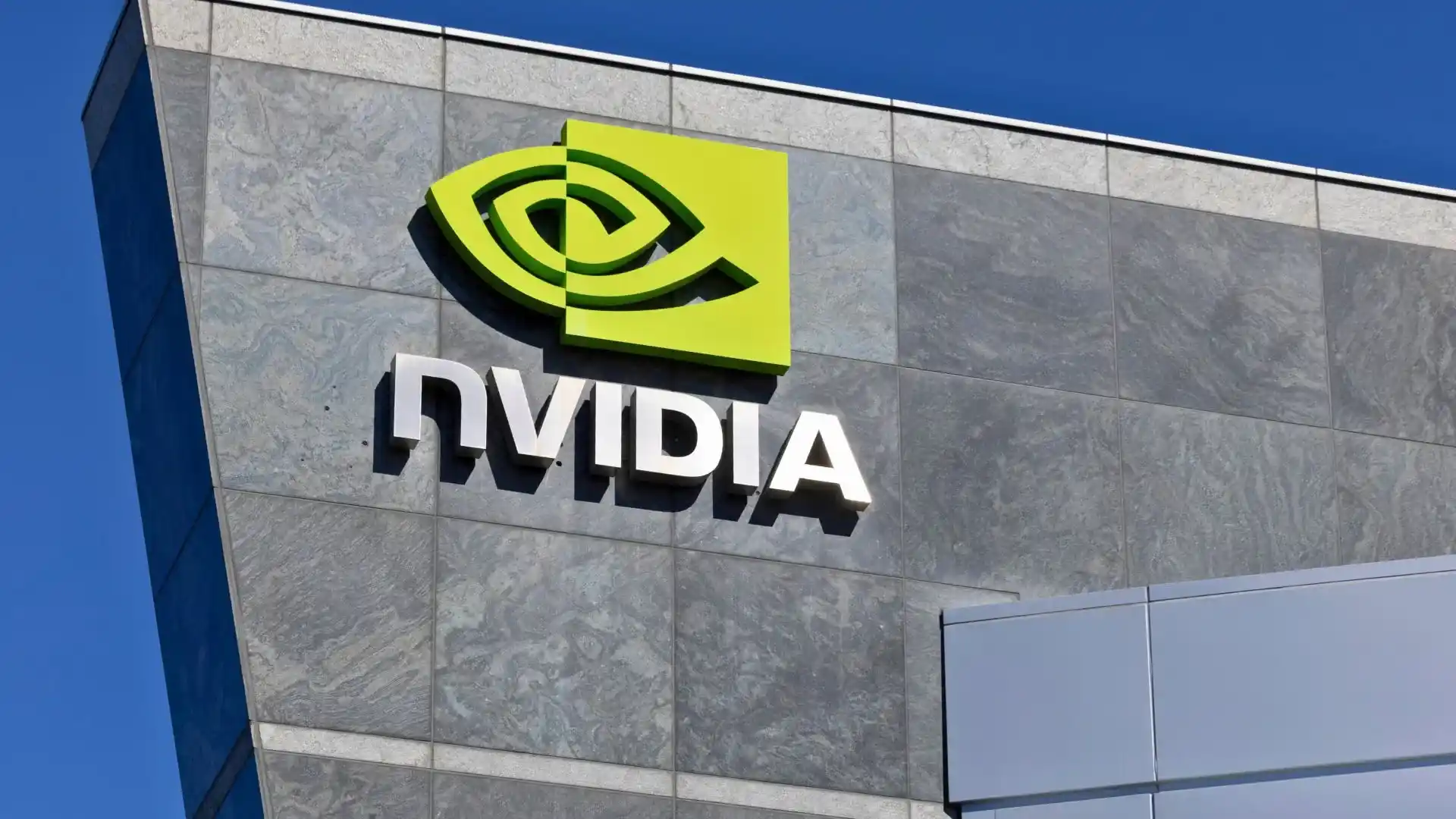 Logotipo da Nvidia em prédio, representando a empresa mais valiosa do mundo