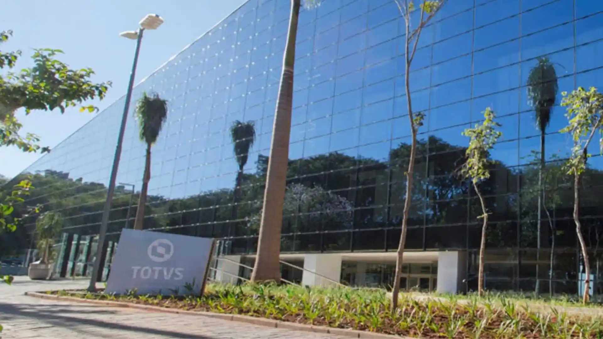 Fachada de prédio moderno com reflexos, simbolizando a Totvs