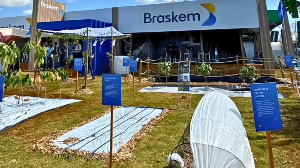 Estante da Braskem em uma feira.
