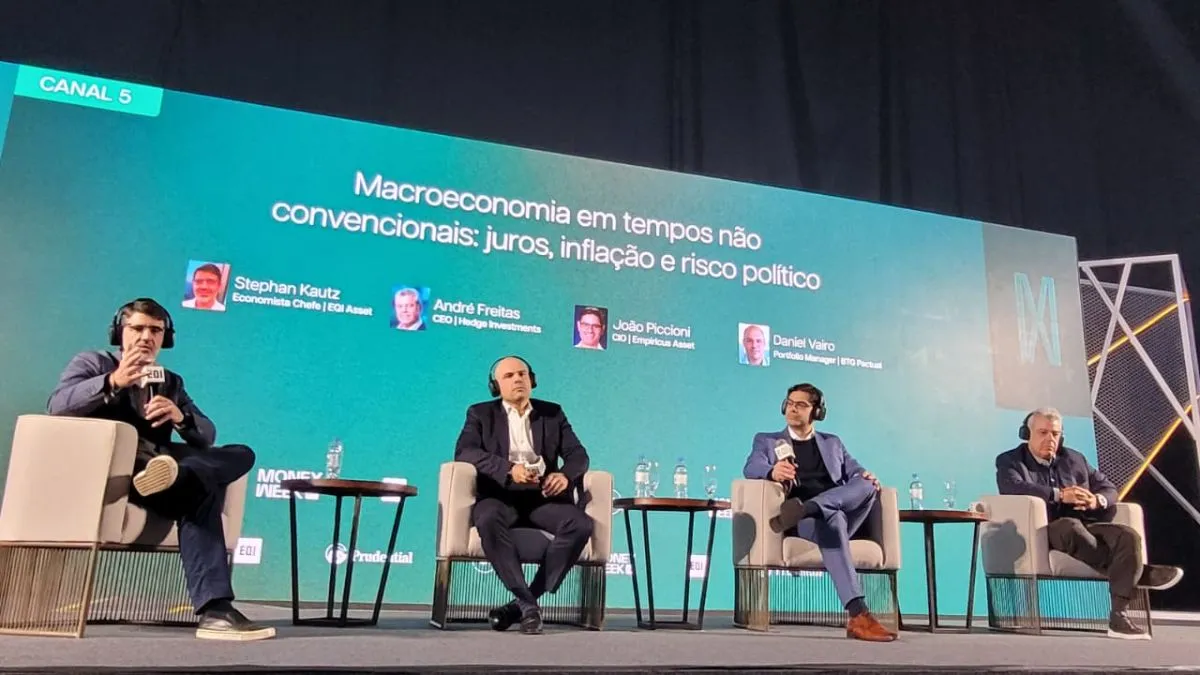 Especialistas em painel de macroeconomia durante a Money Week 2025.