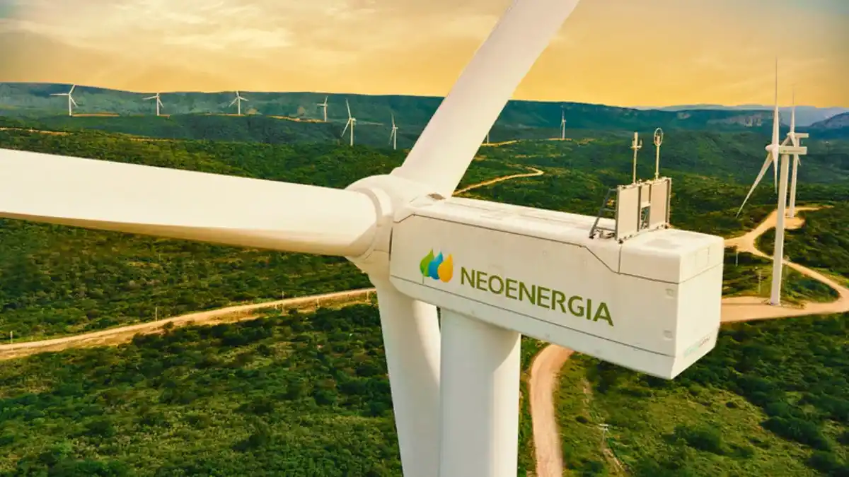 Turbina eólica com o logotipo da Neoenergia em uma paisagem verde, simbolizando a OPA (Oferta Pública de Aquisição) para fechamento de capital.
