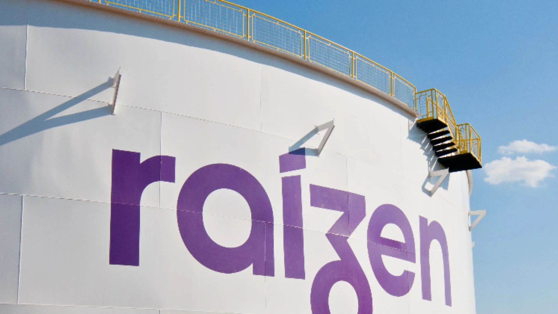 Grande tanque de armazenamento da Raízen com o logotipo roxo em destaque, simbolizando a megaoperação contra fraudes que causou a disparada das ações (RAIZ4).