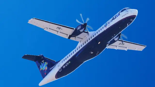 Avião da Azul (AZUL54) voa no céu