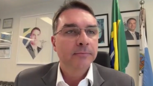 Flávio Bolsonaro promete “tesouraço” e “previsibilidade” à Faria Lima