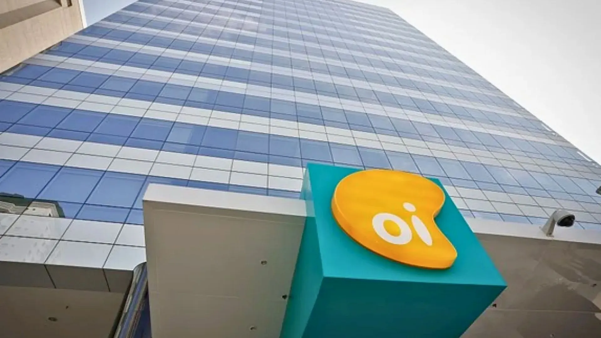 Ação da Oi: prédio da companhia visto de baixo para cima