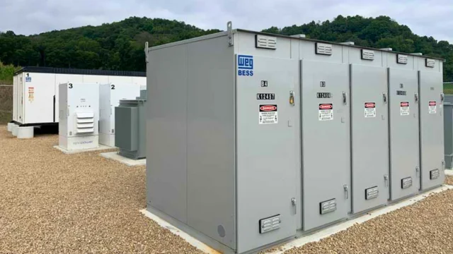 Sistema de armazenamento de energia em baterias (BESS) da WEG instalado em área externa, com armários metálicos cinzas e logotipo da marca, ilustrando o leilão bateria weg.