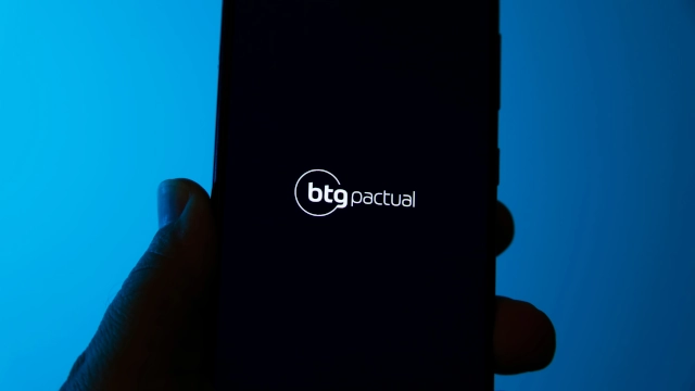 BTG Pactual na tela do celular: aumento no lucro líquido no 4TRI25