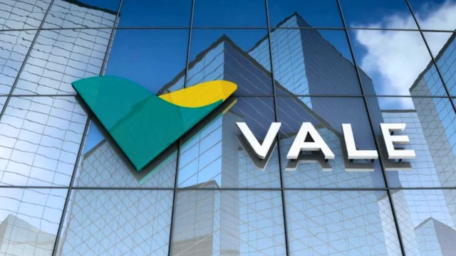 Logotipo da mineradora Vale em destaque sobre a fachada de vidro espelhado de um edifício corporativo, ilustrando o movimento de rali vale.