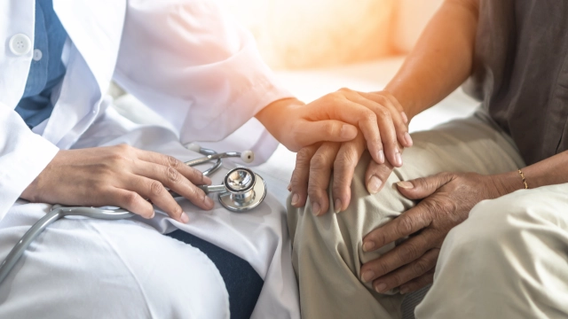 Médico como os que atendem na Alliança Saúde consola paciente