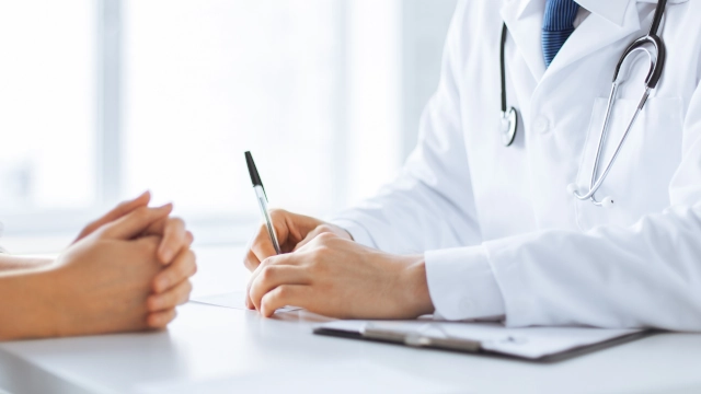 Médico atende paciente como na Oncoclínicas