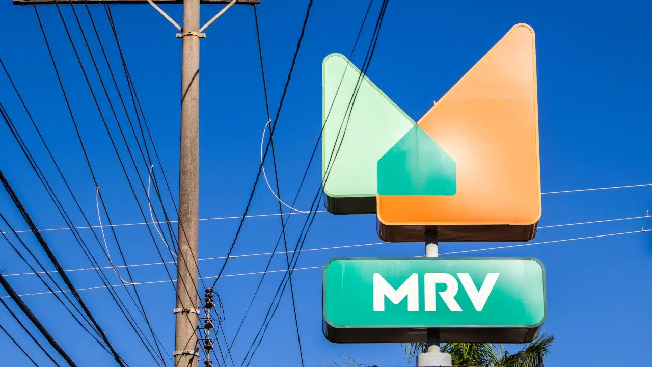 Logo da MRV em um poste em São Paulo