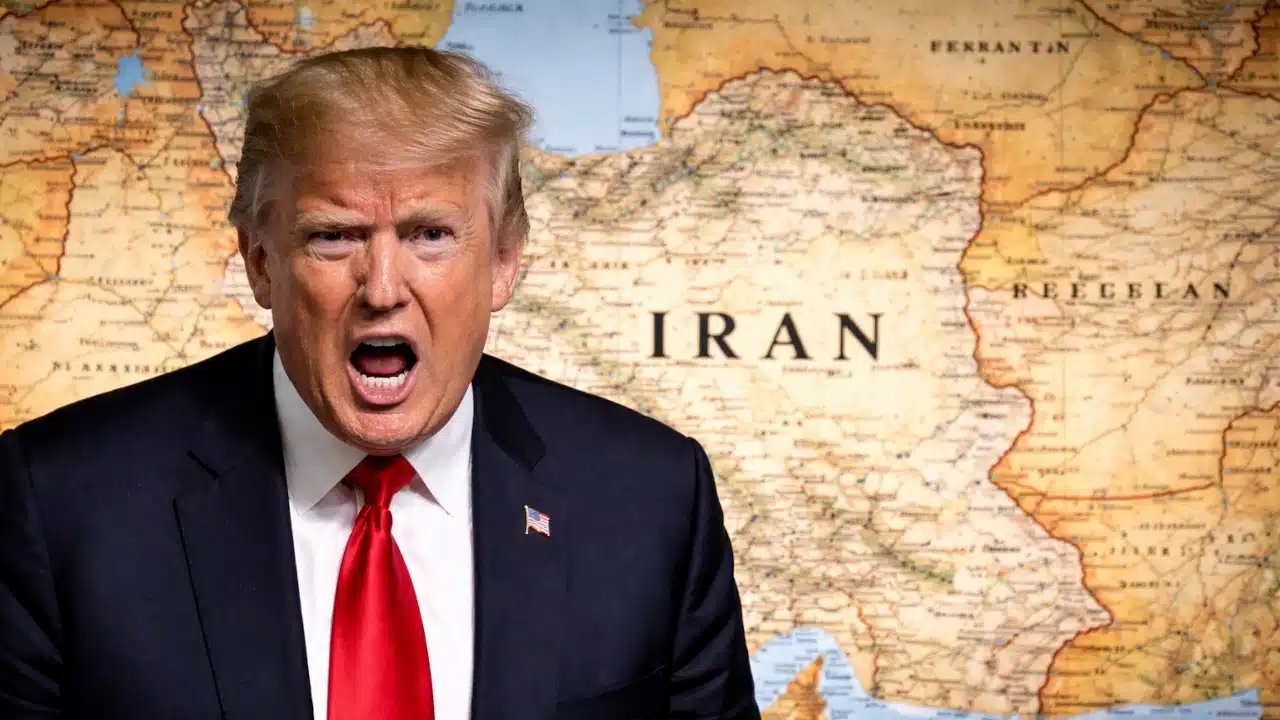 Presidente Donald Trump em frente a um mapa do Irã