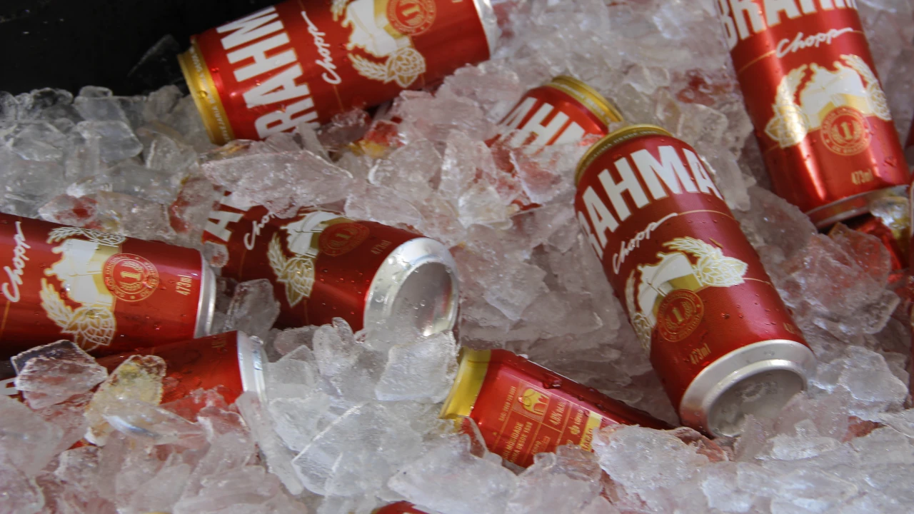 Latas de Brahma, da Ambev, no gelo