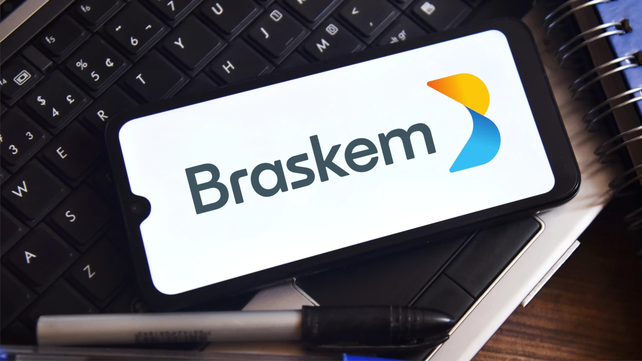 Logo da Braskem em tela de celular