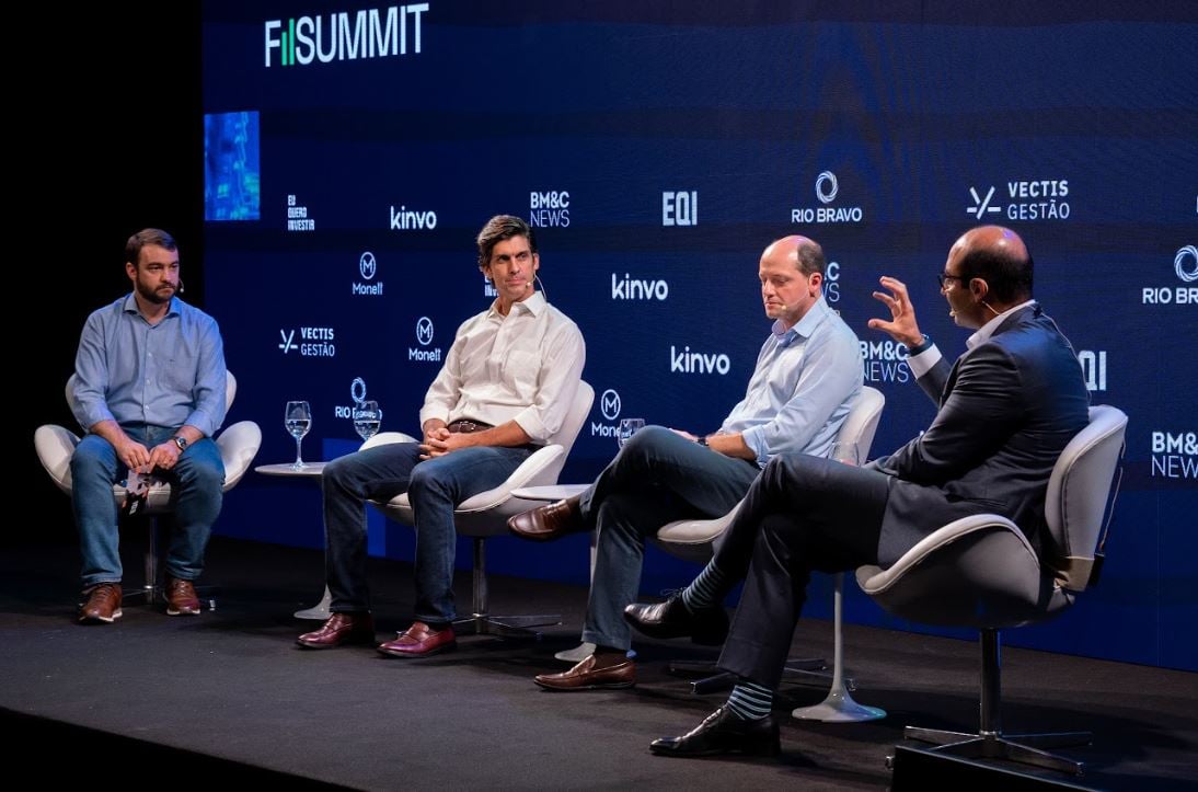 foto painel Fundos Imobiliários de galpões logísticos FII Summit