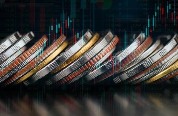 Large Caps: imagem de gráfico de ações e moedas à frente