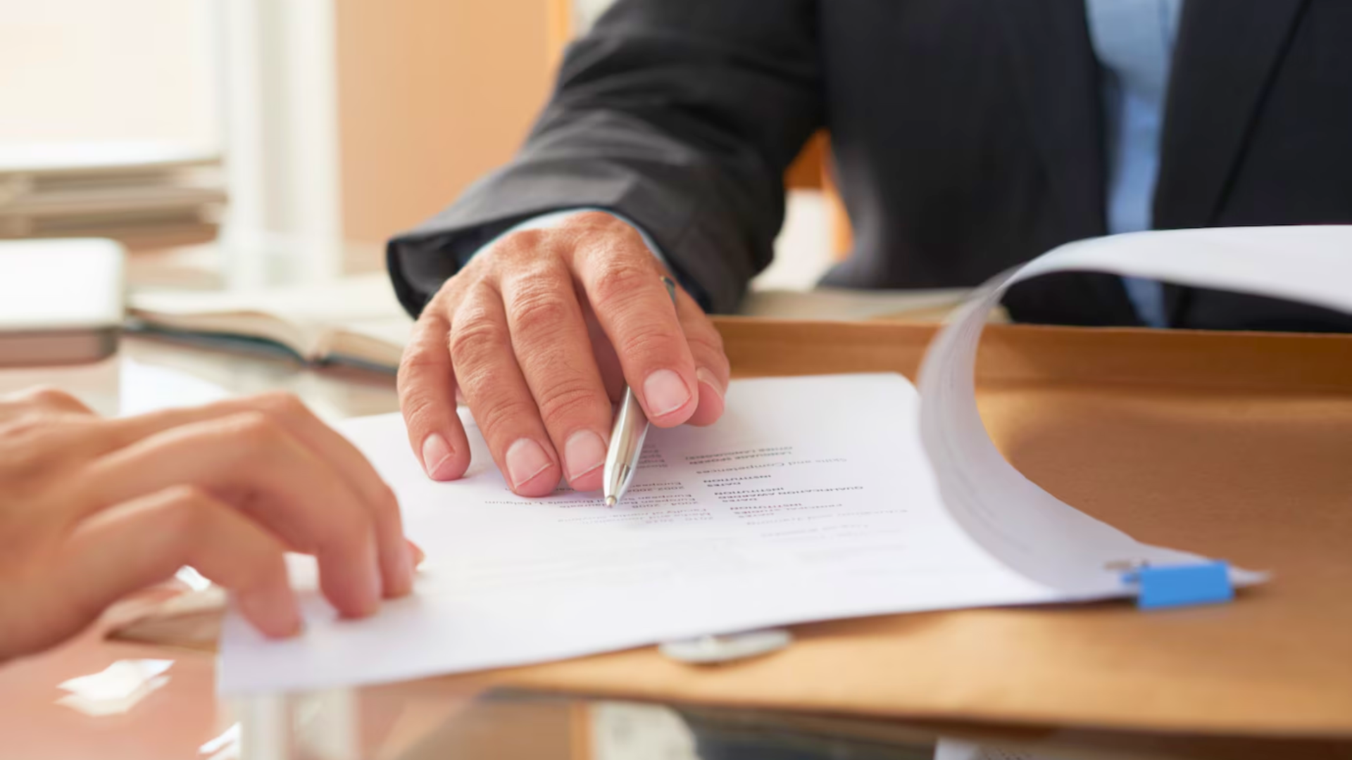 Pessoa analisando um documento