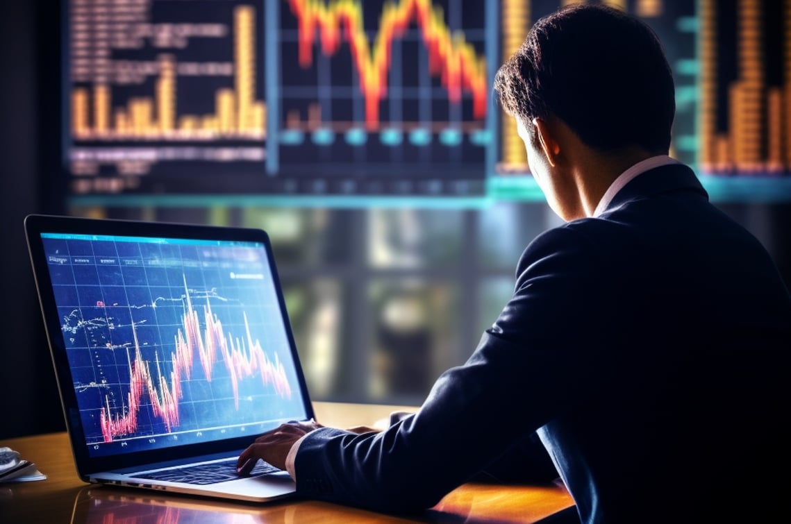 Homem olha monitor de computador para carteira recomendada de ações