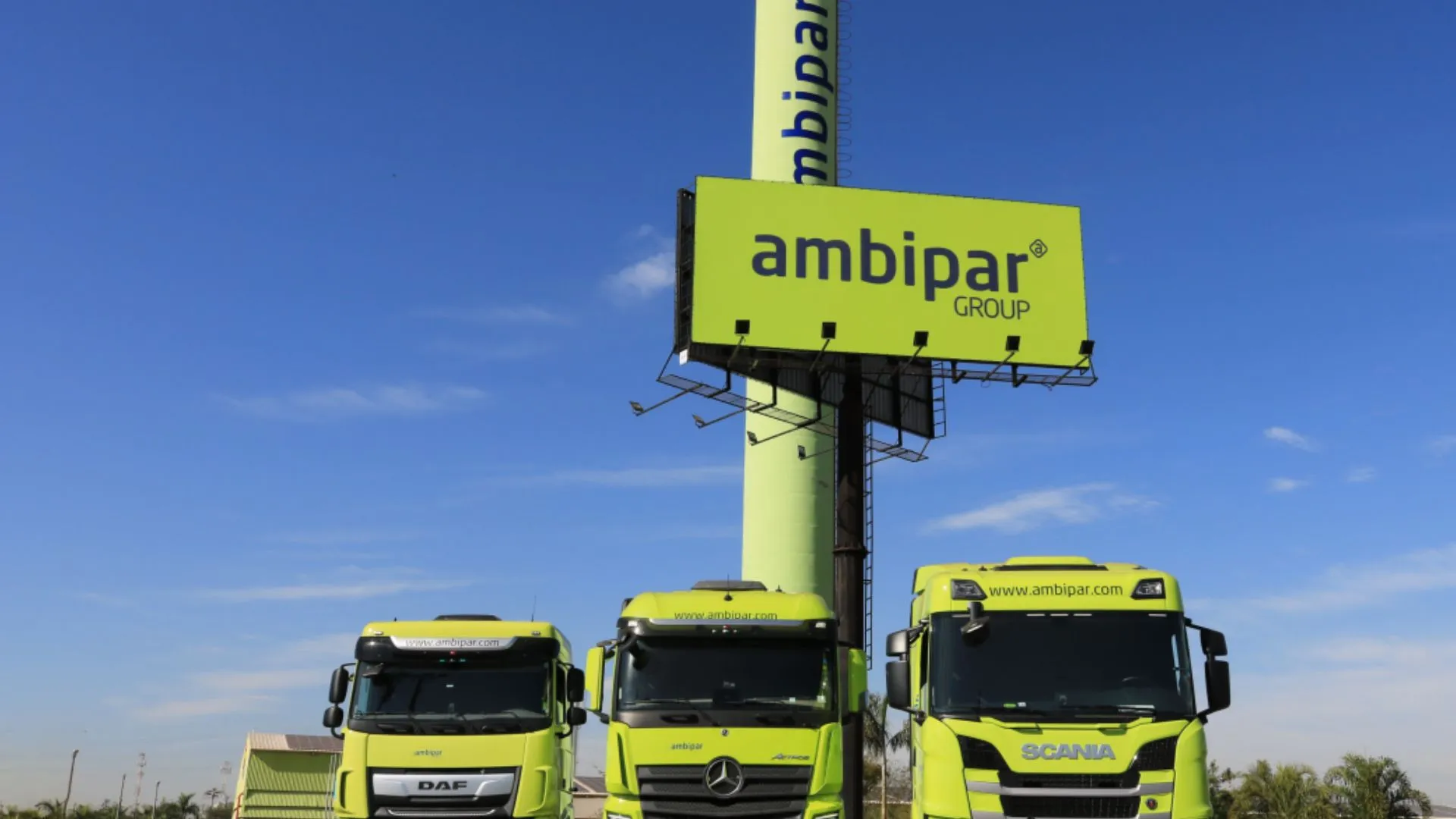 Caminhões da Ambipar estacionados em frente à sede da empresa