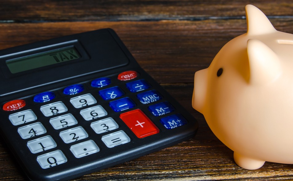 poupança será o único investimento isento de IR: imagem de calculadora e cofre de porquinho