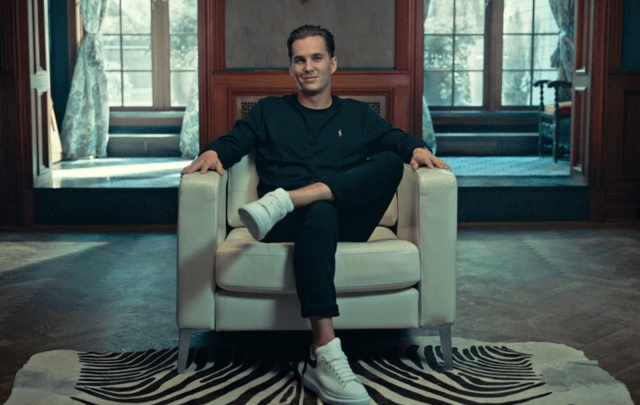 Ray Trapani posa em uma foto sentado em uma poltrona em foto do documentário Criptofraude