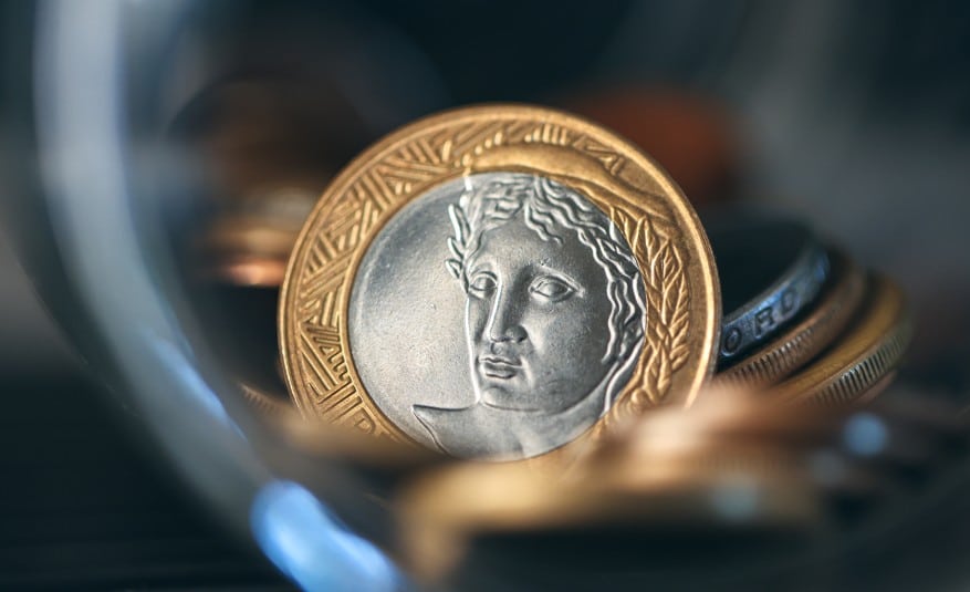 Tesouro Direto 24 horas: imagem de moedas de real dentro de um pote de vidro