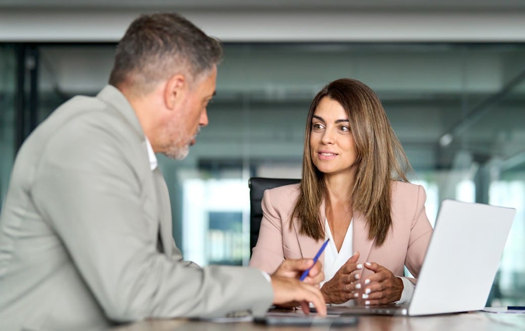 conversa de investidor: imagem de homem e mulher em reunião de assessoria de investimentos.