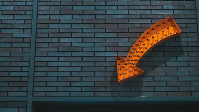 Ratings: Rebaixamentos irão superar elevações em 2026, alerta Fitch