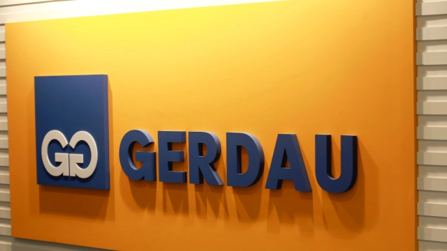Logo da Gerdau em fábrica