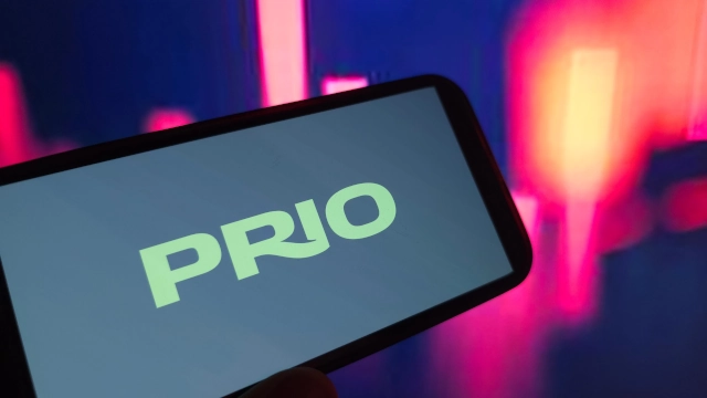 Tela de celular mostra logo da Prio