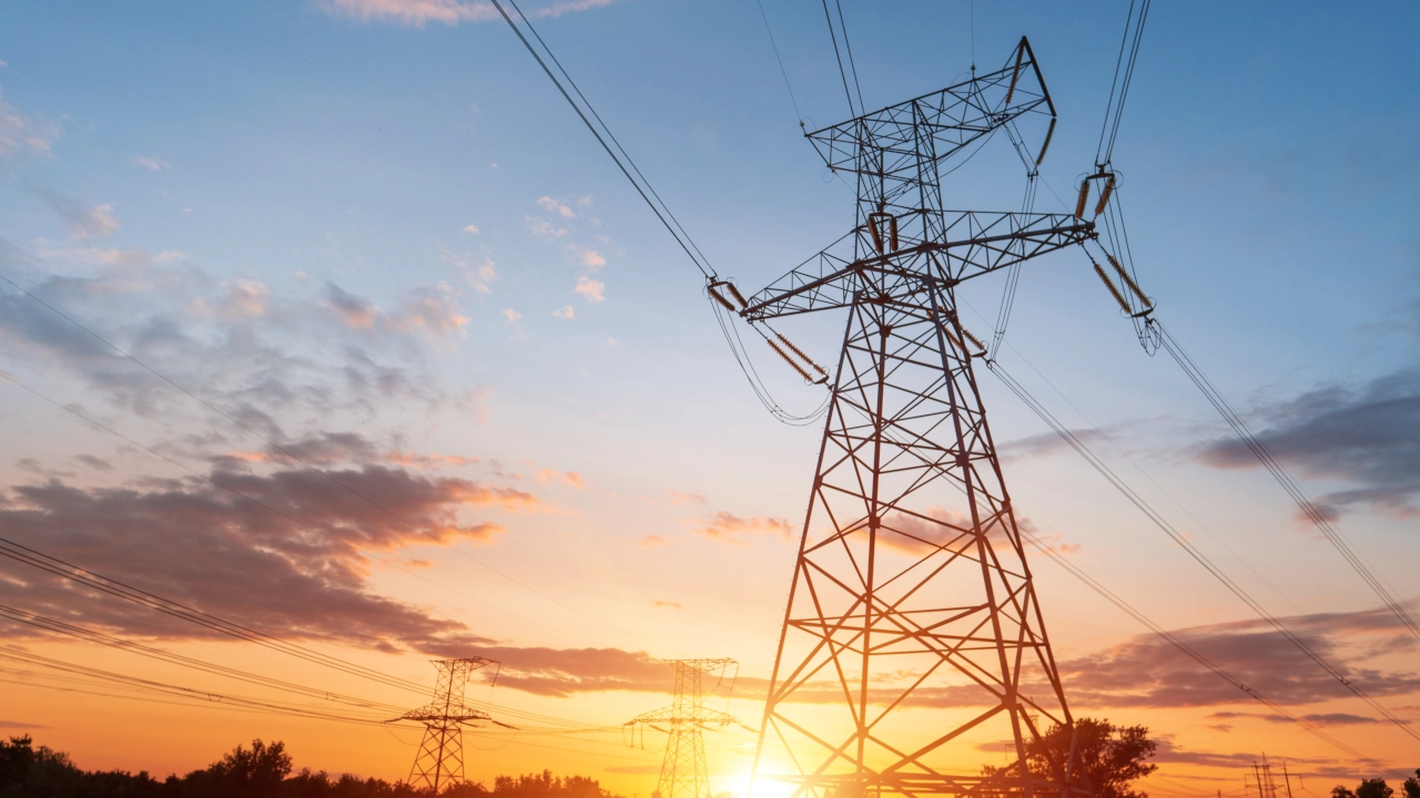 Torre de transmissão para energia e saneamento