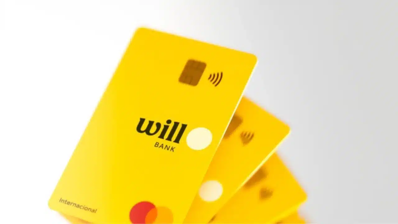 rês cartões de crédito amarelos do Will Bank empilhados em leque sobre um fundo branco, destacando o logotipo preto da empresa e o chip de aproximação.